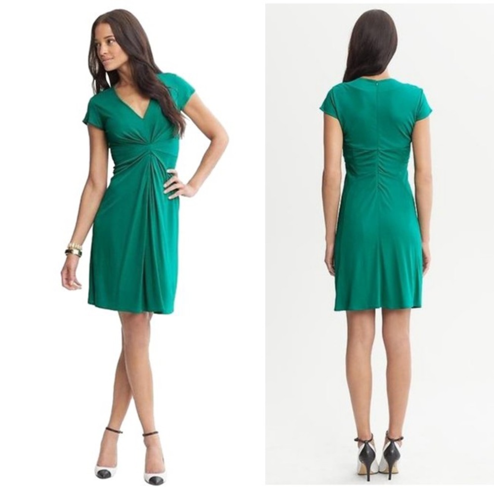 ❌SOLD! ❌ Flattering Green Issa London + BR Cocktail Dress